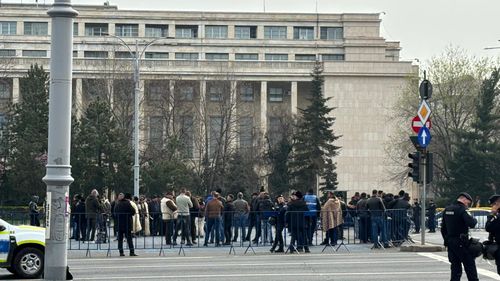FOTO-VIDEO | Câteva zeci de oieri protestează în Piața Victoriei / Fermierii sunt speriați că le vor scădea vânzările, înainte de Paște, din cauza blocării exporturile în UE