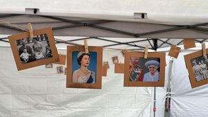 VIDEO Comunitatea românilor din zona Londrei a sărbătorit cu mici şi muzică tradiţională încoronarea „unchiaşului”