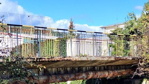 Primăria Piatra Neamţ anunţă închiderea unui pod pietonal din zona Pieţei Centrale după fisurarea plăcilor de mozaic