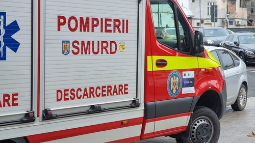 Accident mortal în Argeș. O femeie de 50 de ani a murit și un bărbat a fost dus inconștient la spital după ce mașina în care se aflau s-a lovit de un camion