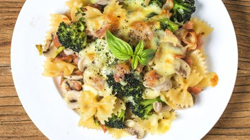 10 idei de cină bogată în fibre: rețete ușoare care îți fac bine și țin de foame / De la supă cremă de linte roșie cu ghimbir și morcov la cartofi dulci copți umpluți cu fasole roșie și salsa de avocado