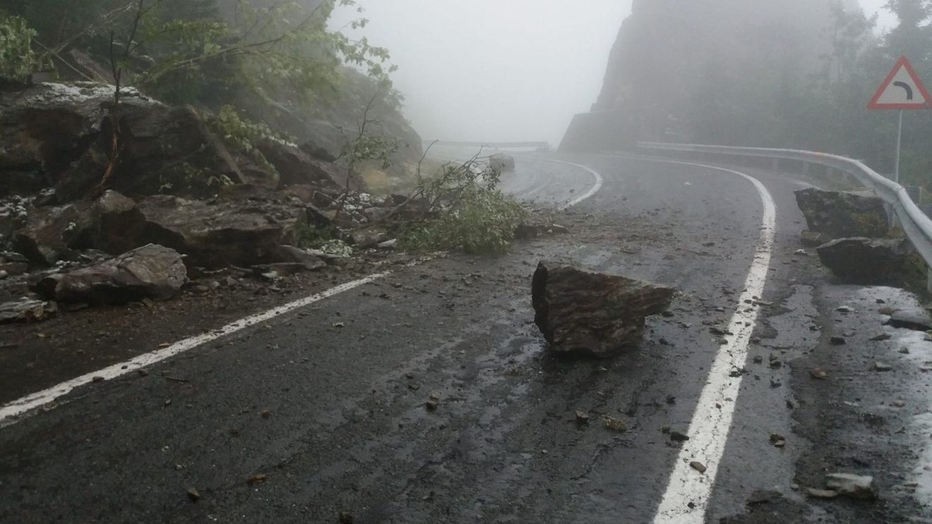 Cad pietre de pe versanți, pe DN7, în zona localității Călimănești / Traficul a fost deviat