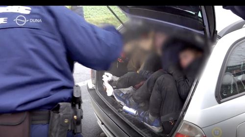 Poliţiştii de frontieră de la Giurgiu au depistat un belgian care transporta ilegal cinci irakieni / Doi erau în portbagaj