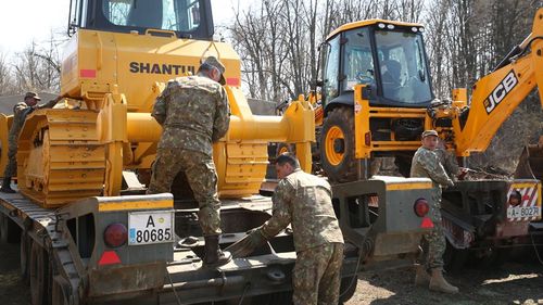 Armata a început să monteze un spital de campanie în curtea Institutului ”Ana Aslan”/ Aici vor fi tratați pacienții cu forme ușoare și medii de COVID-19