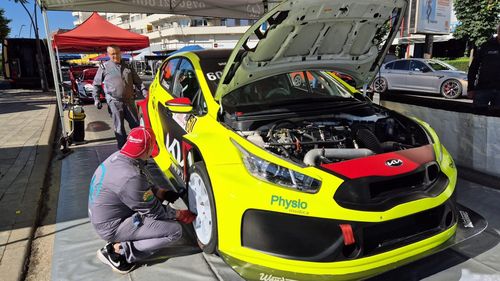 VIDEO: Începe Super Rally 2024 la Alba Iulia: Zeci de mașini puternice pe străzi din oraș. Programul competiției