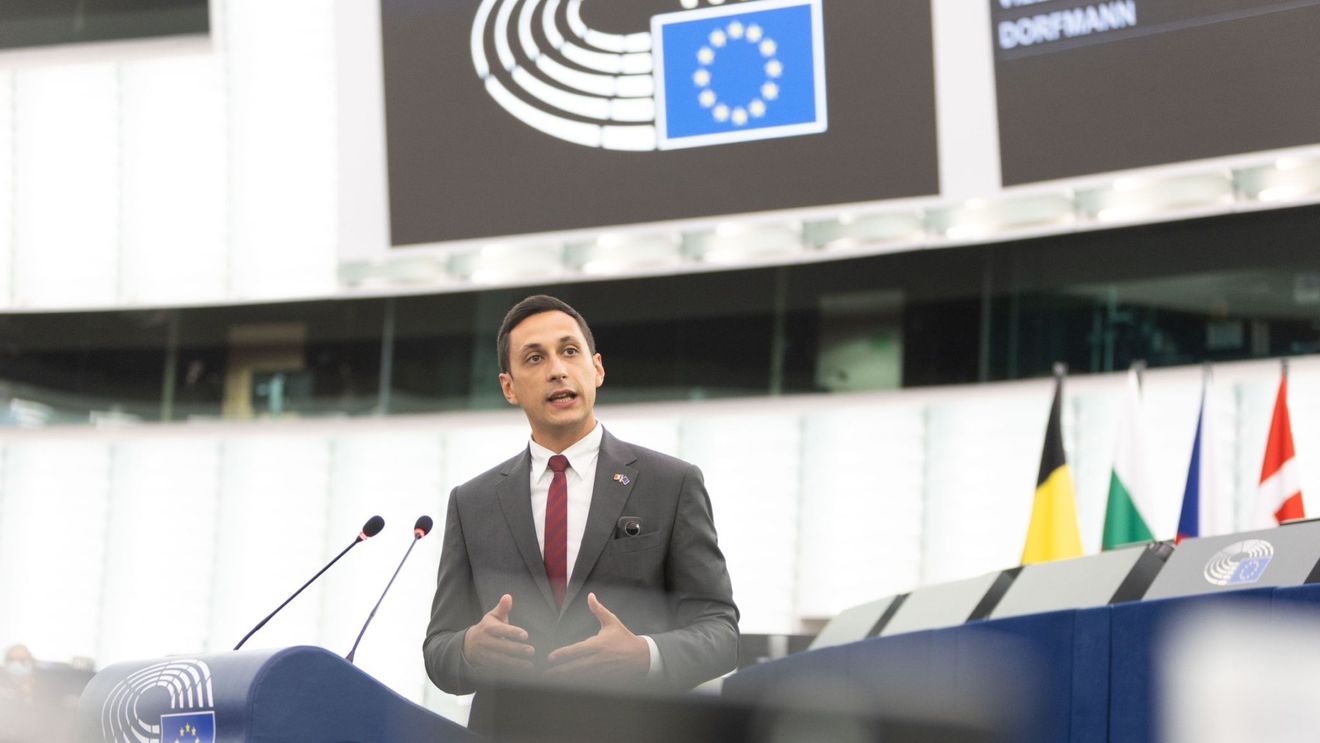 Europarlamentarul Vlad Gheorghe, despre intrarea în Schengen doar cu aeroporturile: Ce succes e ăsta pentru milioanele de românii care vin acasă cu mașinile de sărbători?Ce succes e ăsta pentru sutele de mii de șoferi de camion care stau cu zilele în vămi?