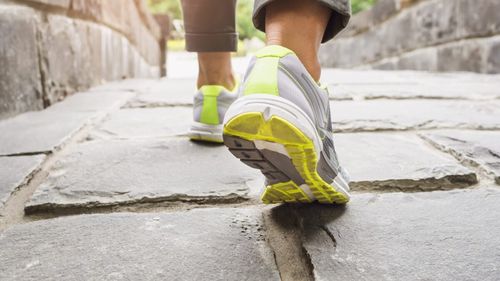 STUDIU Plimbările cu opriri consumă mai multă energie decât mersul continuu