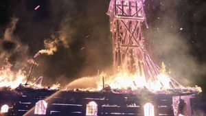Incendiu la o biserică de lemn din Maramureș / Flăcările au cuprins și turla de 25 de metri