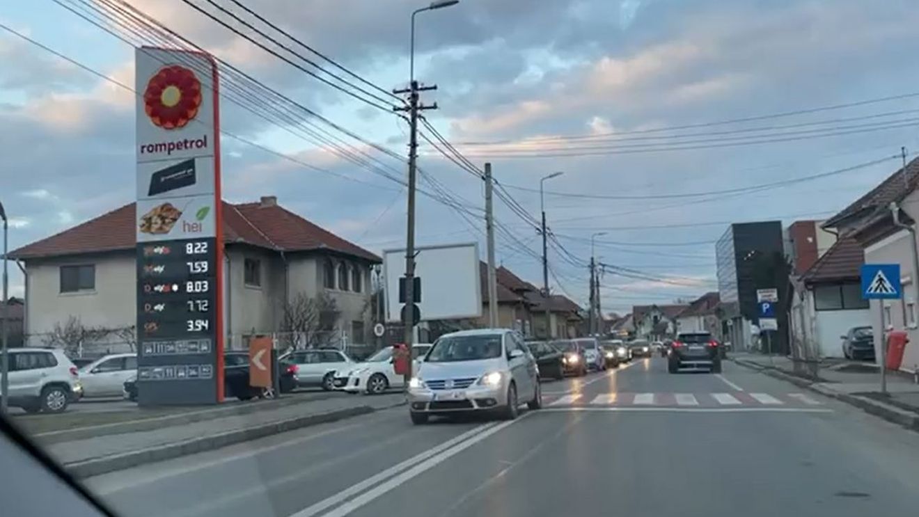 VIDEO Guvernul a prelungit până la sfârșitul anului măsura privind reducerea preţului carburanţilor cu 50 de bani pe litru