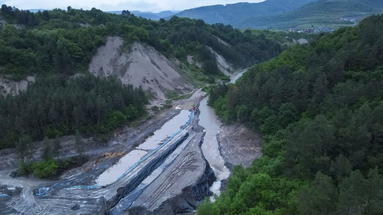 La patru luni de la tragedia de la Praid, situația este neschimbată / 40.000 de oameni nu au apă potabilă în continuare / Din cele 4 soluții propuse de experți s-a realizat doar una