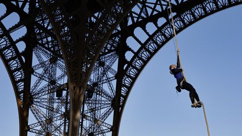 VIDEO O alpinistă a doborât recordul mondial de căţărare pe frânghie după ce a escaladat Turnul Eiffel