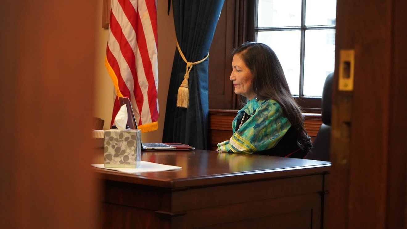 Deb Haaland a devenit prima persoană amerindiană la șefia Departamentului de Interne al SUA, după validarea din Senat