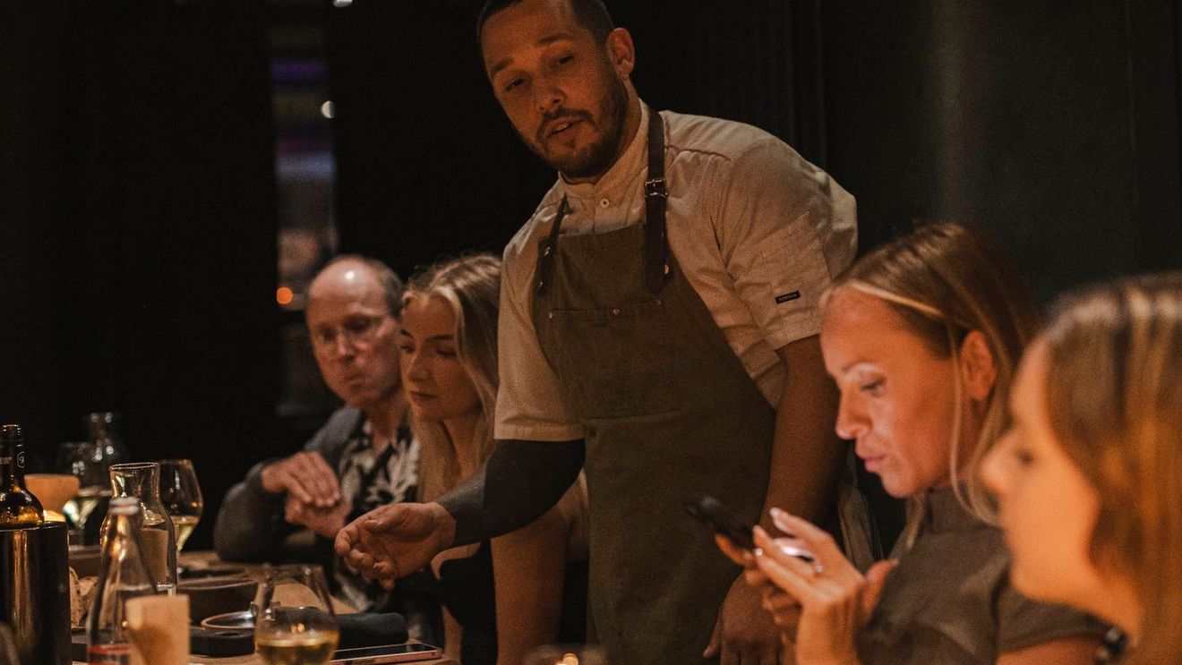 „Bucătarul se află la un metru distanță de tine”: atmosfera intimă a micro-restaurantelor din Marea Britanie