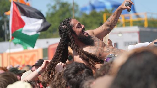 Poliţia britanică deschide o anchetă penală după declaraţii antiisraeliene ale trupelor de rap Bob Vylan şi Kneecap pe scena Festivalului de la Glastonbury