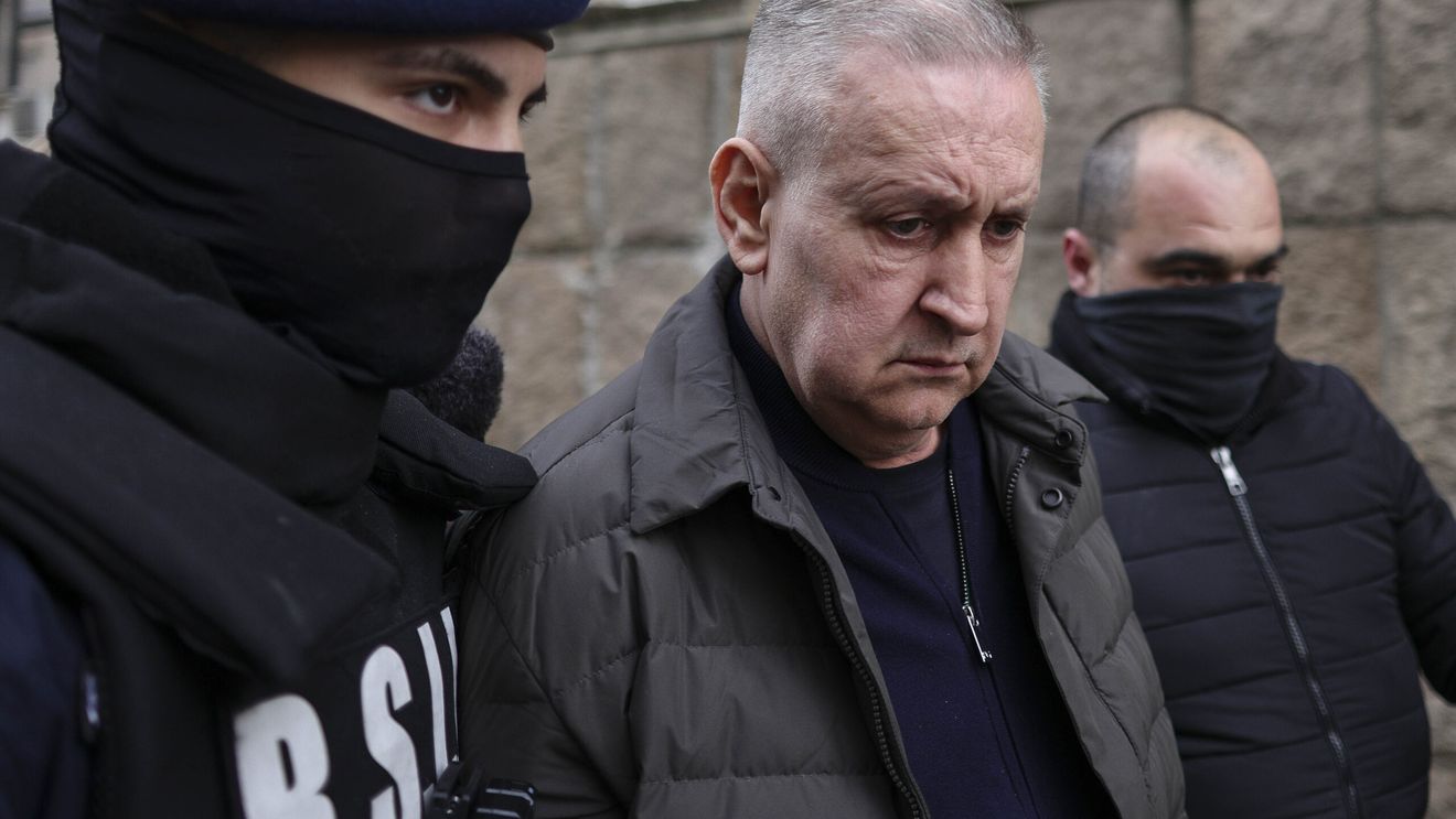 BREAKING | Cristian Anton, șeful Autorității Rutiere și fost șef de cabinet al lui Sorin Grindeanu, a fost reținut de DNA. Procurorii au găsit peste 500.000 de euro în casa acestuia, parte din ei în cutii de pantofi