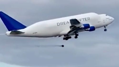 VIDEO Un Boeing 747 și-a pierdut o roată la decolare, în Italia / Avionul și-a continuat zborul spre Statele Unite pentru că nu s-a considerat că vor fi probleme la aterizare