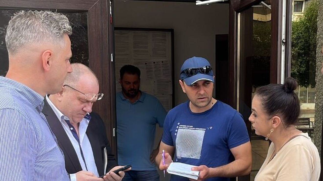 UPDATE Acuzații de filaj, ”poliție politică” și campanie electorală în pre-ziua votului: Un deputat USR și primarul Bacăului spun că membri ai ADU ar fi fost hărțuiți / Polițiștii anunță cercetări după ce legea privind campania ar fi fost încălcată