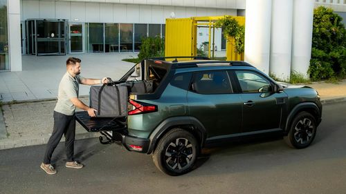 Cancelaria premierului Bolojan anunță că a redus de 10 ori costul lunar al mașinilor: a renunțat la contractul de 850.000 de lei lunar cu RAAPPS pentru autoturisme cu șofer și a încheiat un contract de leasing operațional pentru 80.000 de lei lunar pentru 17 Dacia Duster. Demnitarii le vor conduce singuri