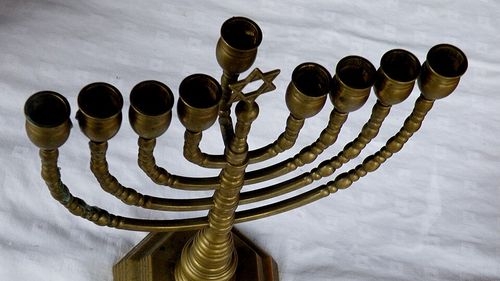 Hanuca - sărbătoarea iudaică a luminii care anul acesta coincide cu Crăciunul