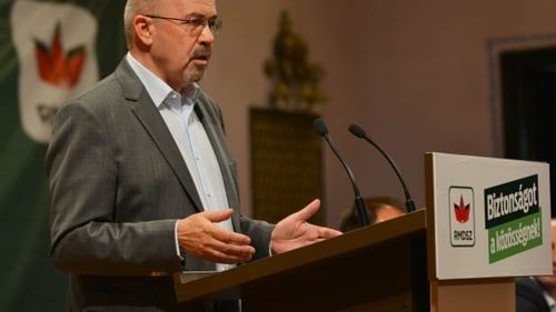 Președintele Klaus Iohannis l-a decorat pe Markó Béla, în semn de apreciere pentru contribuţia sa excepţională închinată culturii scrise în limba maghiară