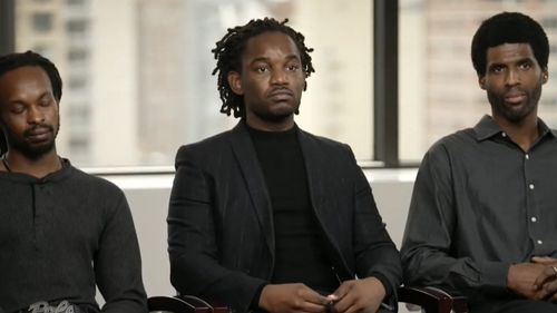 VIDEO Trei pasageri afro-americani dau în judecată American Airlines după ce au fost dați jos dintr-un avion pe motiv că miroseau urât / „Compania ne-a făcut de rușine și ne-a umilit”