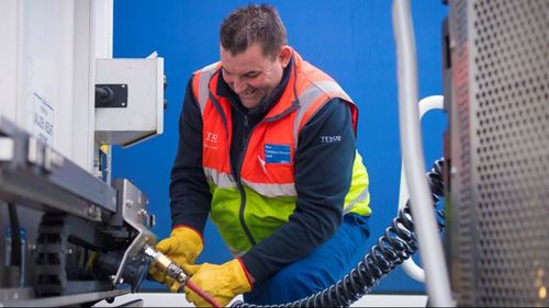 Marea Britanie: Lanțul de supermagazine Tesco oferă un bonus de 1000 de lire sterline șoferilor de TIR care se angajează până pe 30 septembrie, pe fondul crizei „istorice” de șoferi