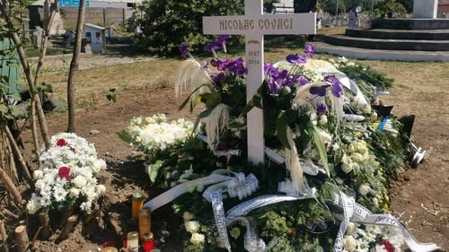 Nicu Covaci, liderul trupei Phoenix, înmormântat într-o ceremonie privată, cu o slujbă oficiată de mitropolitul Banatului. Cimitirul a fost închis