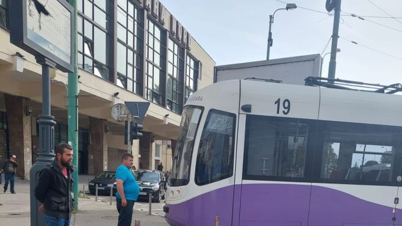 VIDEO Un tramvai a deraiat la Gara de Nord din Timișoara și a ajuns pe trotuar/ Liniile, proaspăt reabilitate
