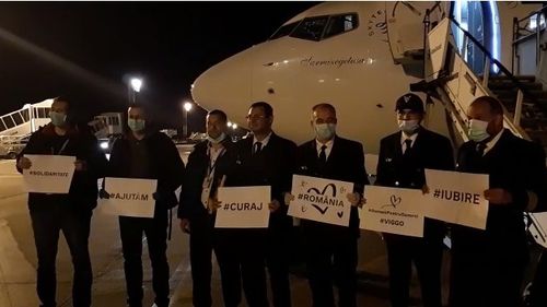 VIDEO Un avion al Tarom a adus din China 200.000 de măști FFP2/ Materialele vor fi distribuite cu prioritate în județele cu număr mare de infectări
