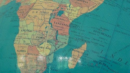 Un sportiv și trei contacți din lotul de rugby, pasageri ai cursei din Africa de Sud, sunt patru cazuri noi de Omicron confirmate sâmbătă