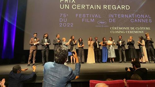 Regizor român, premiat la Cannes. Filmul lui Alexandru Belc spune povestea de iubire dintre doi liceeni pe vremea comunismului