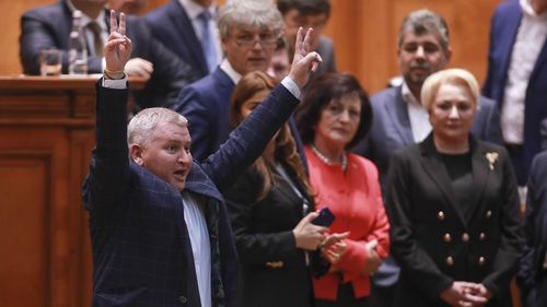 Florin Roman: ”Am demisionat din funcţia de ministru urmare a acuzaţiilor politice de plagiat, a unui întreg şir de minciuni şi mizerii/ La mai bine de 10 luni, universitatea îmi comunică oficial că nu există probe privind un eventual plagiat”