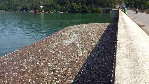 De ce se strâng  munți de gunoaie în lacurile de acumulare: legile nu se aplică, instituțiile nu funcționează, primarii refuză să dea amenzi