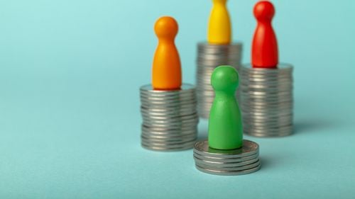 România a încheiat anul cu un salariu mediu net de 4398 de lei, în creștere cu 13,4% față de anul precedent. Majorarea este sub cea a prețurilor. TOP Salarii