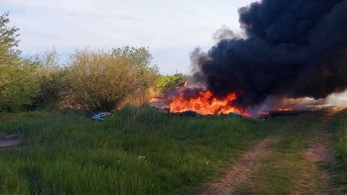 VIDEO Incendiu cu degajare mare de fum, în Giurgiu. Au ars zeci de anvelope şi deşeuri plastice provenite din dezmembrări de maşini