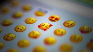 STUDIU Ce emoticoane sunt ”pe cale de dispariție” în Europa și în lume/ Cum sunt unele emoji-uri cooptate de organizații care propagă discursul urii