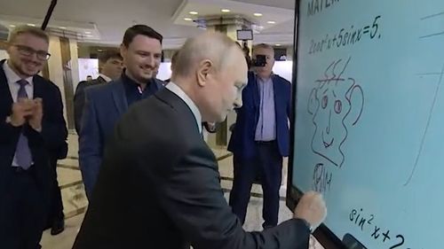 Moment bizar: Vladimir Putin, filmat în timp ce desena o figură care seamănă cu Sponge Bob