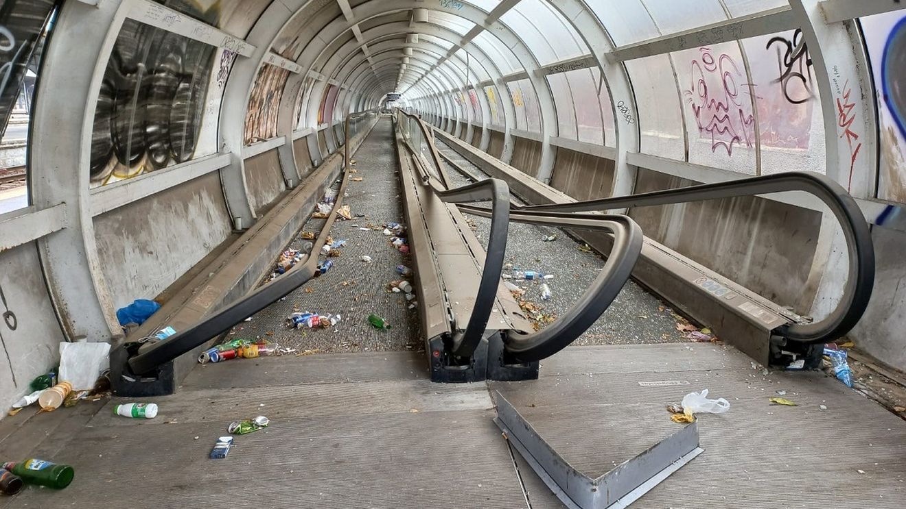 FOTOGALERIE La 10 ani de când a fost dat în folosință, Pasajul Basarab din capitală nu are nici acum recepția făcută. Este ruginit, vandalizat, iar nodul intermodal arată deplorabil. Trotuarul rulant de la Gara de Nord, complet distrus