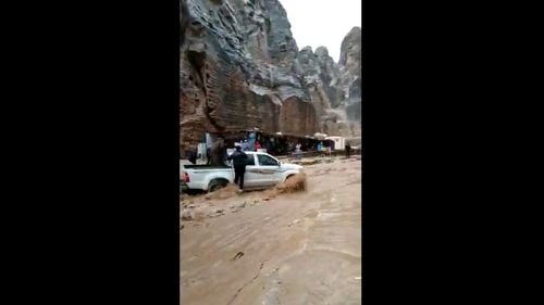 VIDEO Inundaţii şi ploi torenţiale în regiunea arabă: Sute de turişti evacuaţi de la Petra