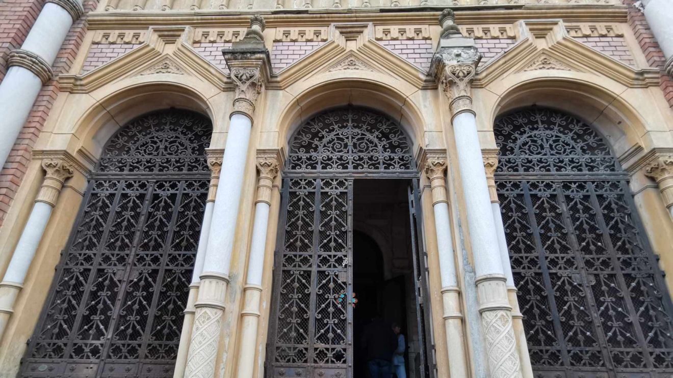 Bărbat trimis în judecată pentru că a lipit simboluri ale Mişcării Legionare pe uşile unei sinagogi