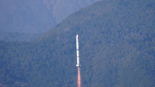 China lansează sonda Einstein, concepută pentru a depista explozii de raze X care ar putea ajuta la descoperirea fenomenelor misterioase legate de găurile negre și fuziunea stelelor