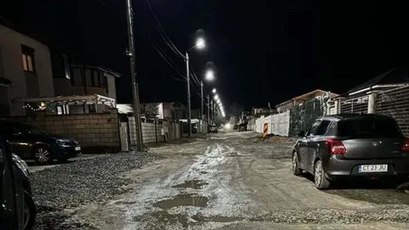 Locuitorii unui cartier din Mangalia apelează la instanță ca să oblige autoritățile locale să le asfalteze străzile / „Suntem sufocați de gropile care ne distrug mașinile” / Primarul ales e acuzat de luare de mită și e suspendat din funcție