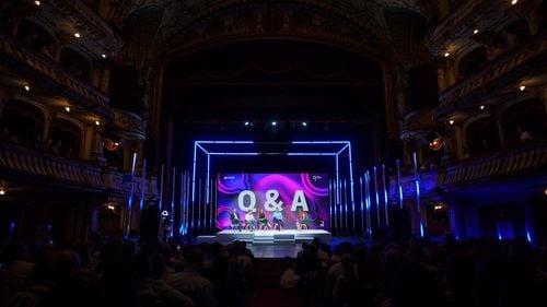 Rectorul UBB, psihologul Daniel David, despre progresul Inteligenței Artificiale: “Nimeni nu poate opri dezvoltarea, dacă faci asa ceva, cercetarea va merge în zona subterană”. Cum se văd oportunitățile aduse de tehnologie și marile amenințări, la o conferință în care AI-ul urcă pe scenă