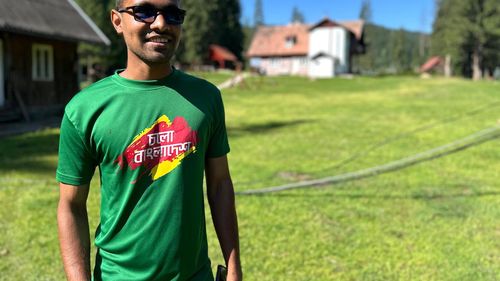Cabana Crăciuneasa din Mărginimea Sibiului te întâmpină cu Roni, băiatul din Bangladesh / „Am învățat româna cu ajutorul telefonului și al oamenilor care vin la cabană”