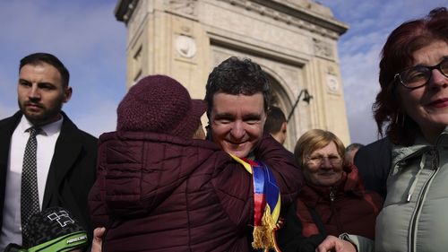 VIDEO Președintele Nicușor Dan, baie de mulțime de aproape 2 ore în București după parada militară