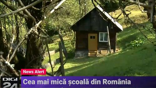 Digi24: Cea mai mică școală din România, unde învăţătoarea parcurge zilnic 14 kilometri pe jos, pentru a ajunge la elevii săi