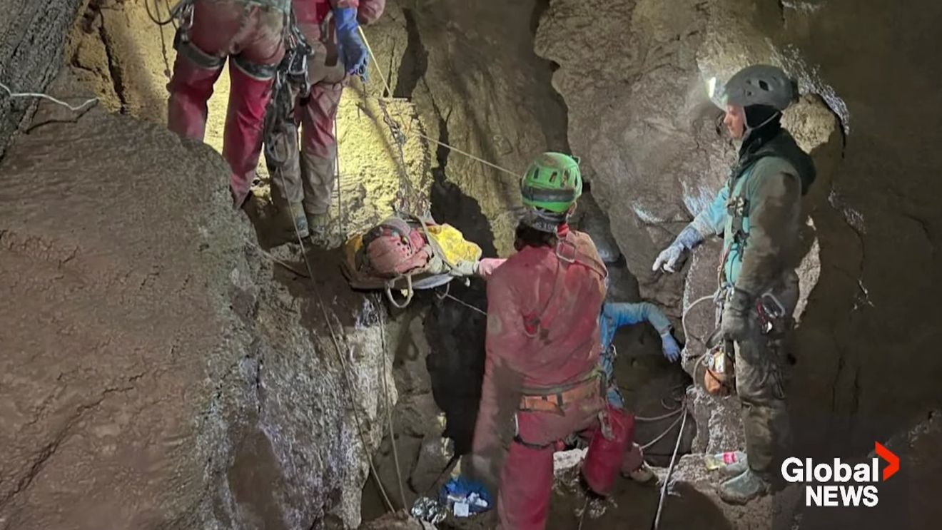 VIDEO Speologul american care a rămas blocat la o adâncime de peste 1.000 de metri într-o peşteră din Turcia a fost salvat