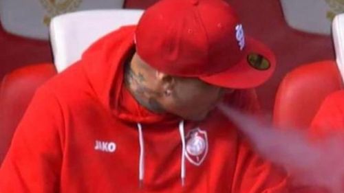 Fotbalist belgian, exclus din lot după ce a fumat o ţigară electronică pe banca de rezerve, în timpul meciului / ”Interdicția e valabilă pentru toate persoanele prezente în stadion, inclusiv pentru jucători”