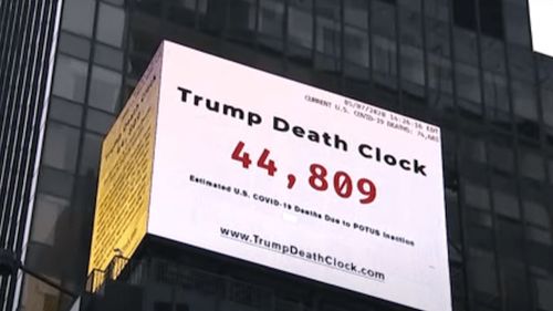 Un ”ceas al morții” afișat în Times Square denunță reacția tardivă a lui Donald Trump în fața COVID-19/ Casa Albă le cere tuturor angajaților să poarte măști când intră în aripa unde se află Biroul Oval, după ce doi angajați au fost confirmați pozitiv