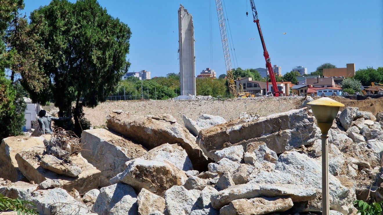GALERIE FOTO Ce-a mai rămas din fostul stadion Farul, în plină demolare: Sunt încă în picioare nocturnele, martore când naționala României bătea Olanda în preliminariile Campionatului European/ Construit acum 70 de ani de deținuții politic